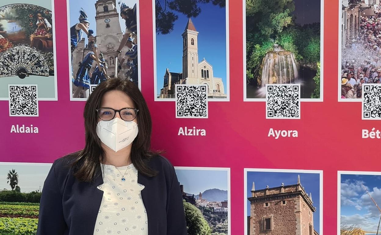 La concejal de Turismo con la oferta turística de Alzira. 