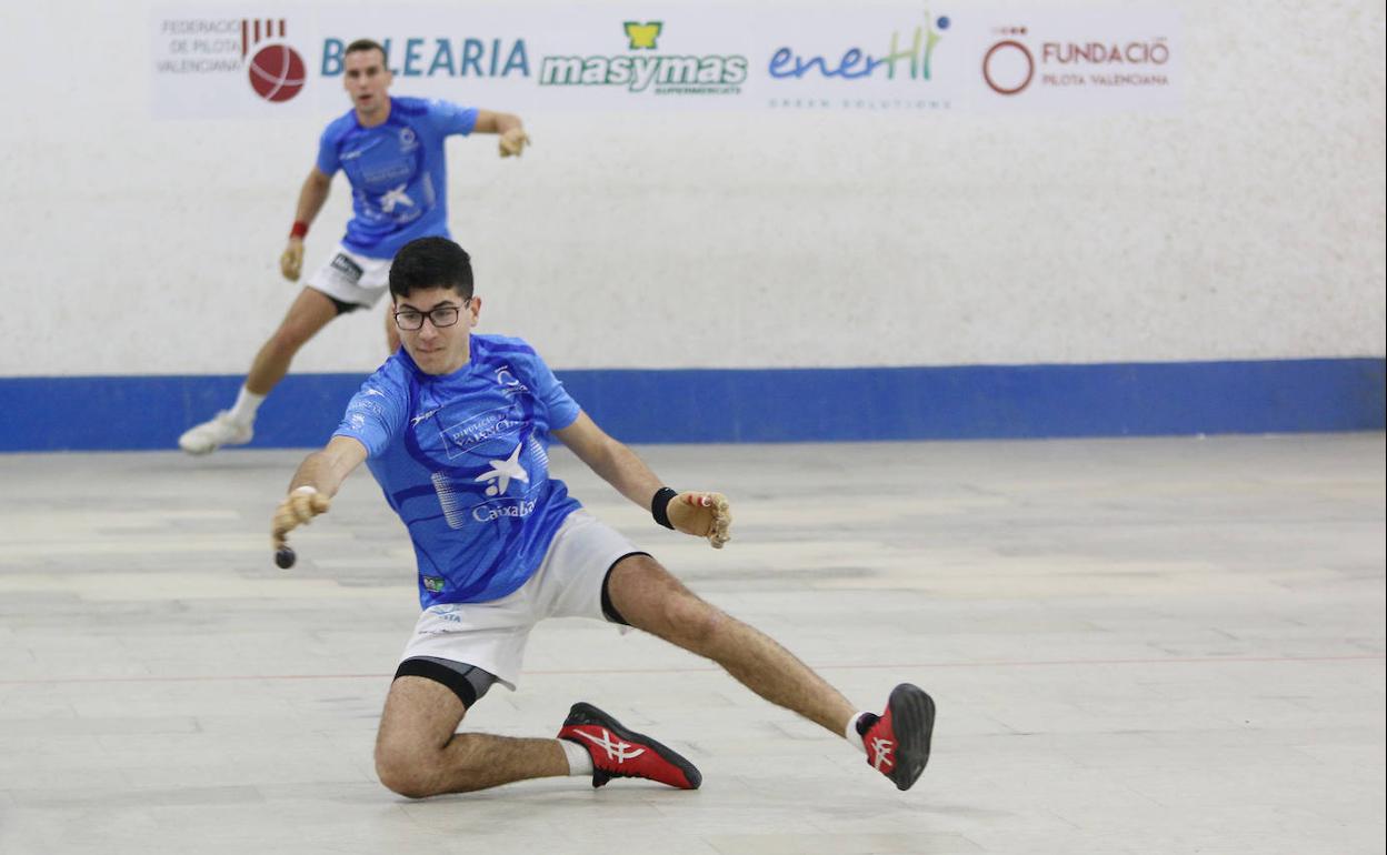 José para una pelota en una de las partidas de la Lliga de raspall. 