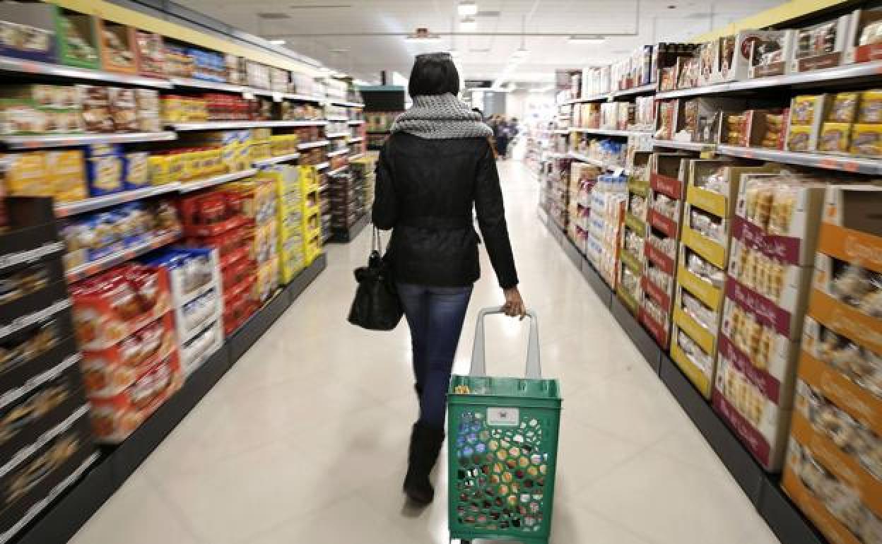 Una clienta camina por un supermercado