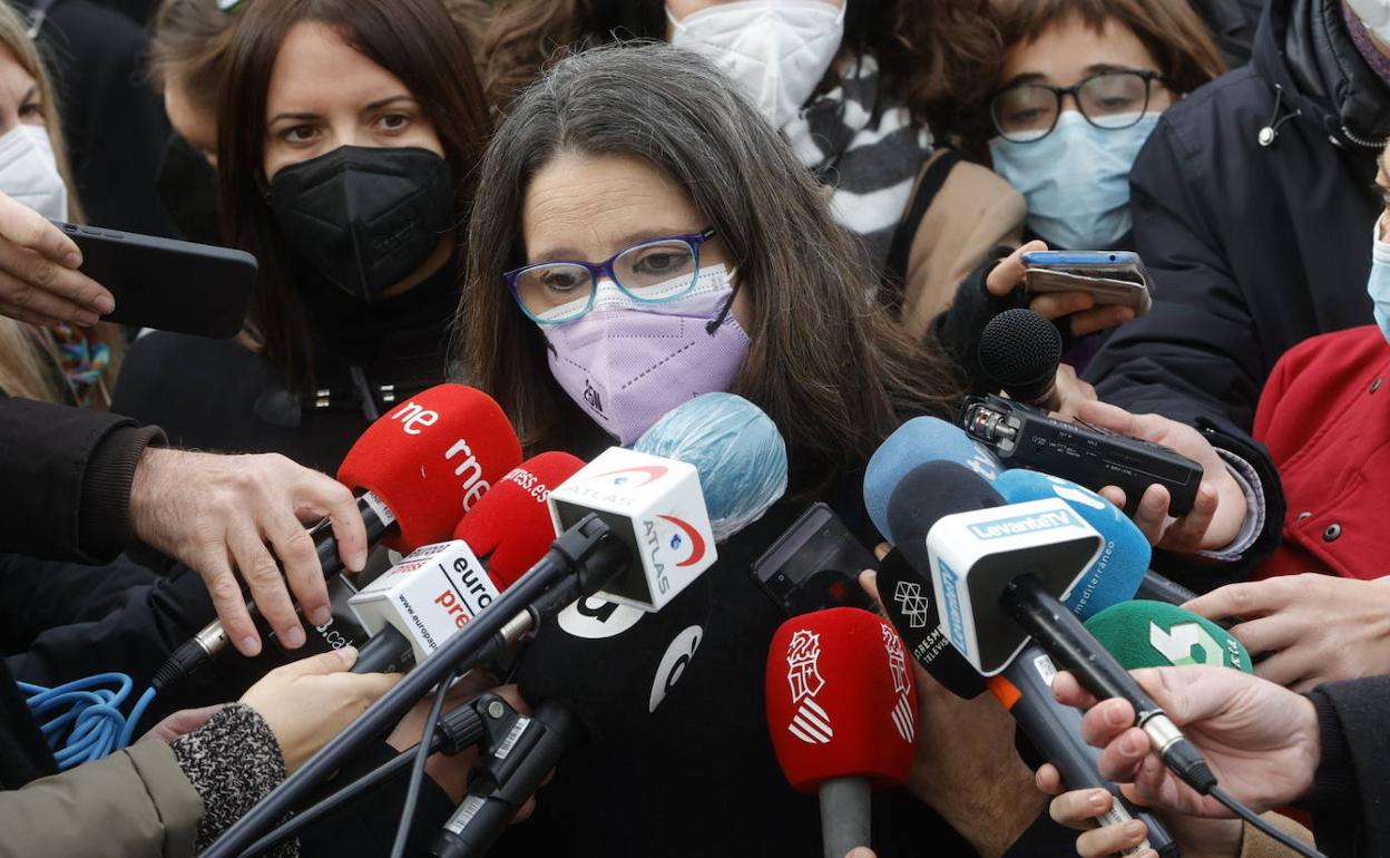 Mónica Oltra atiende a los medios de comunicación tras el minuto de silencio celebrado en Moncada por el incendio en la residencia de ancianos.