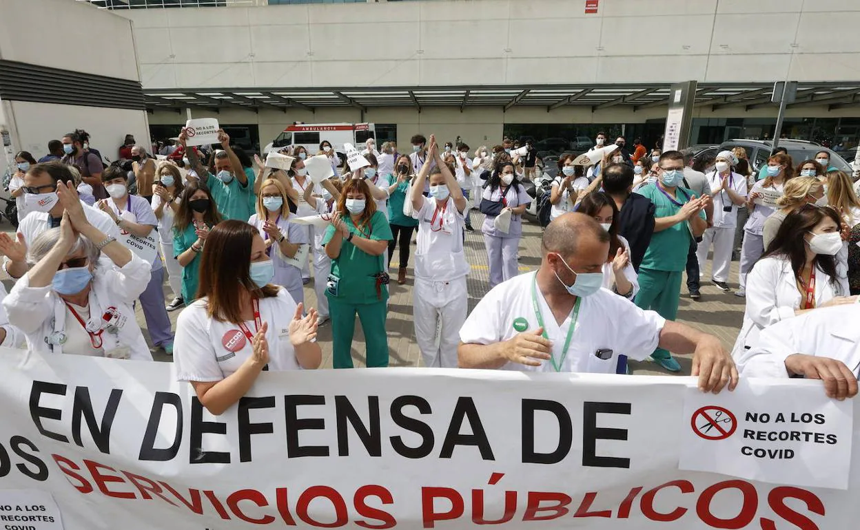 Personal sanitario durante una protesta por el recorte de refuerzos Covid.