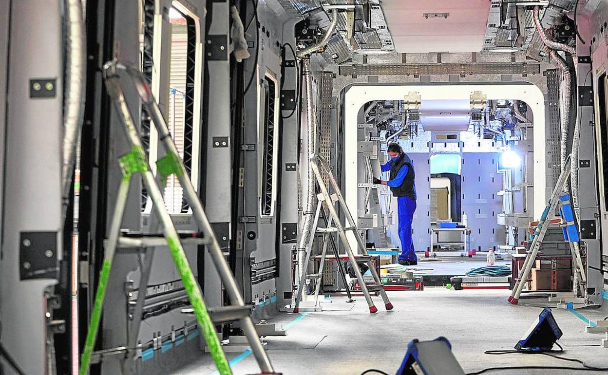 Interior de una carcasa de locomotora en las instalaciones de Albuixech. 