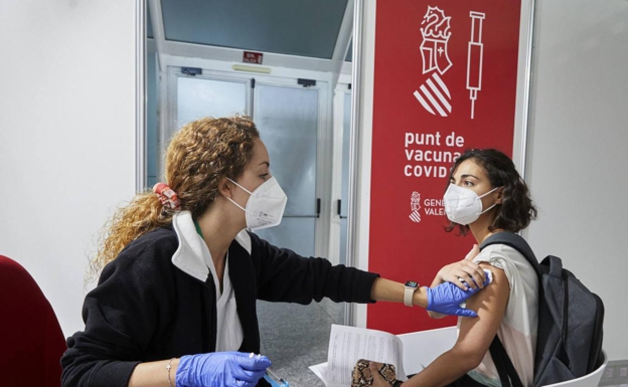 Una joven se vacuna en la Ciudad de las Ciencias.