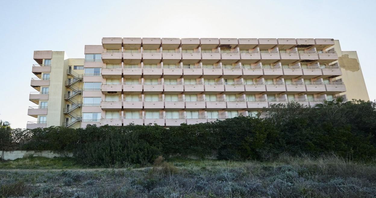 Lateral del antiguo hotel Sidi Saler. iván arlandis