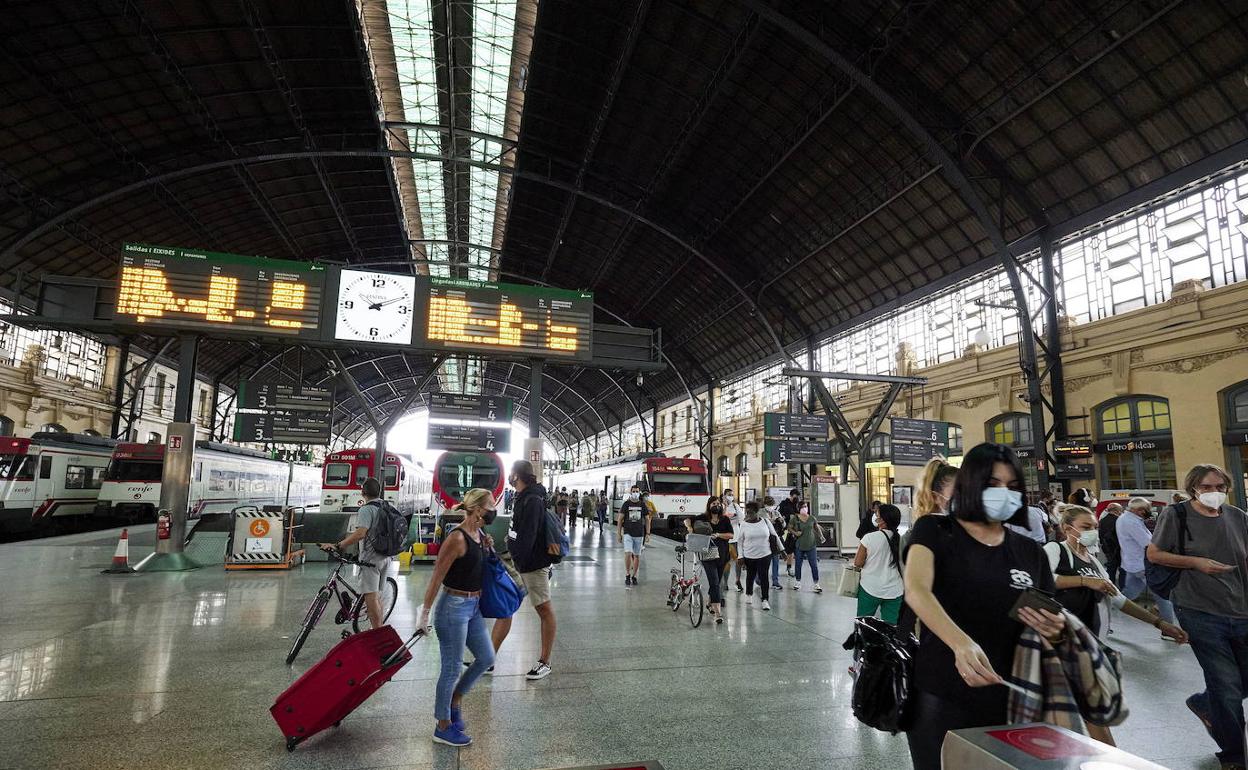 Viajeros de líneas de Cercanías en la estación del Norte de Valencia. 