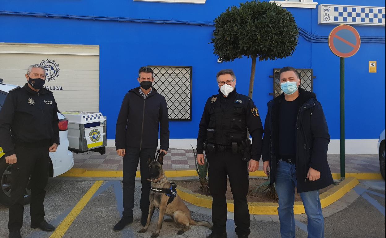 Roma junto al alcalde de Almussafes y agentes de la Policía Local. 