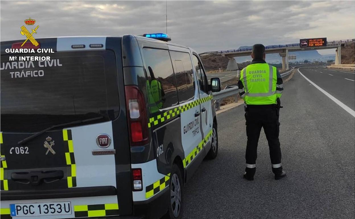 Los agentes dieron el alto al conductor, que dio positivo en la prueba de alcoholemia. 