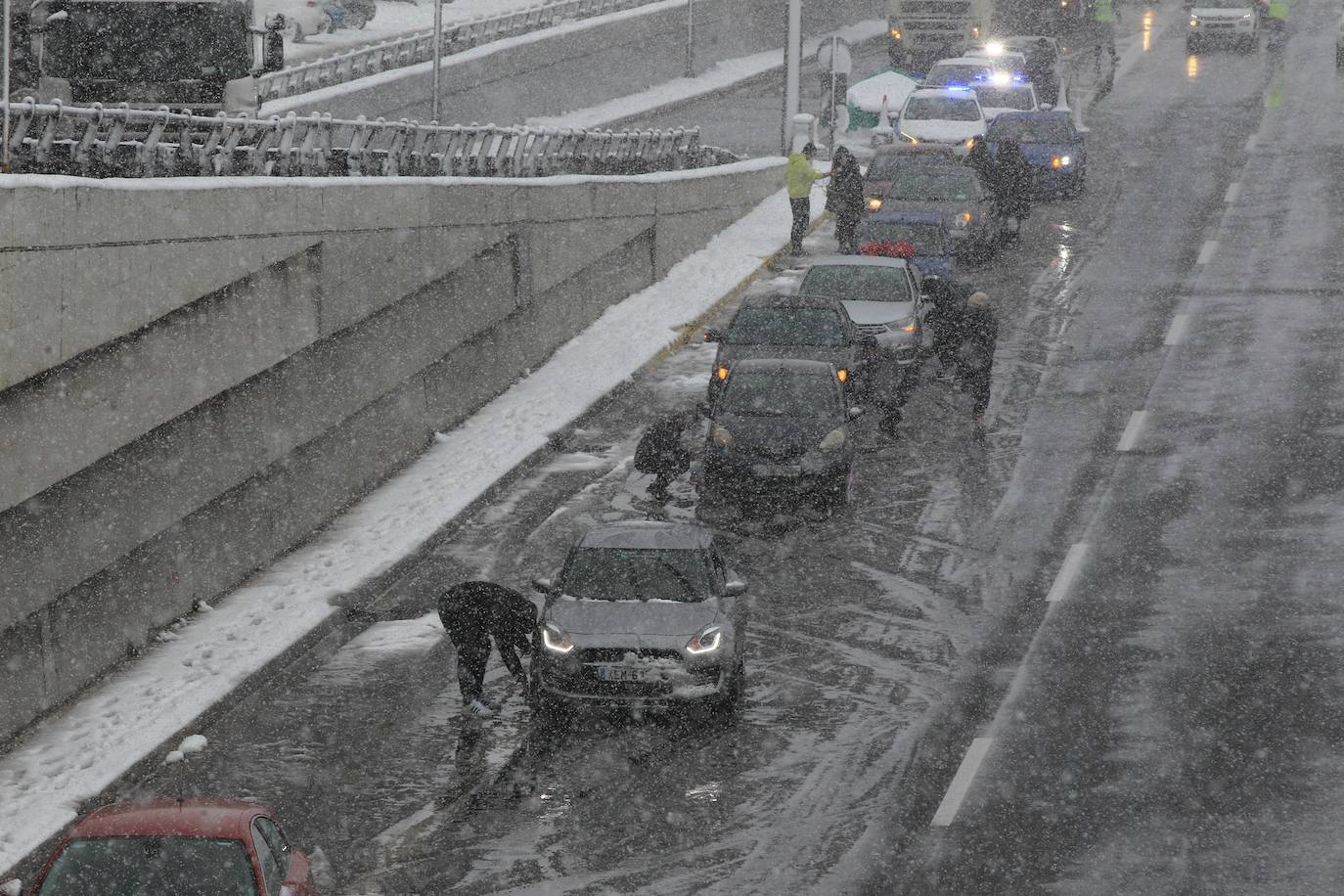 Nieve en Atenas provocada por la borrasca Elpis. 