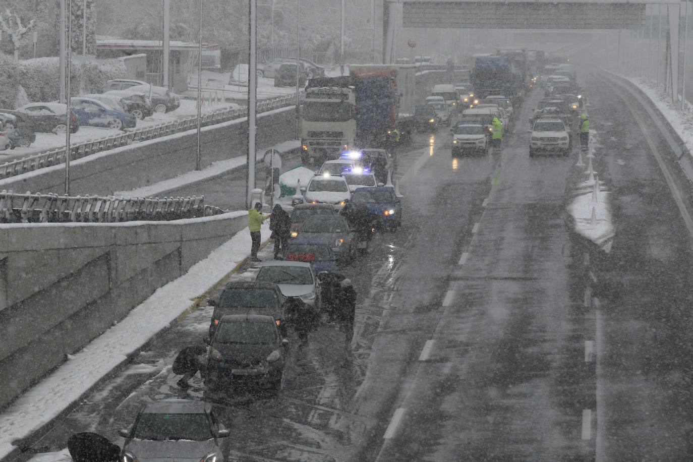 Nieve en Atenas provocada por la borrasca Elpis. 