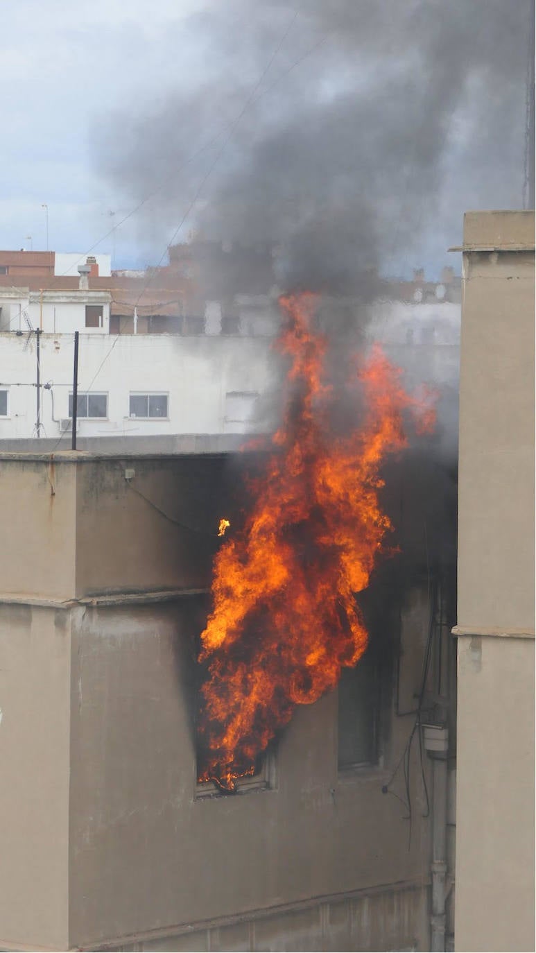 Incendio en una vivienda del barrio de Abastos de Valencia. 