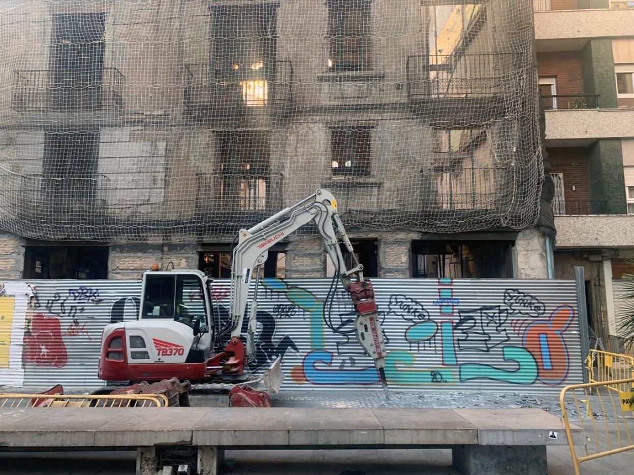 Fachada del edificio pendiente de rehabilitación por los retrasos en las licencias de obra y actividad. 