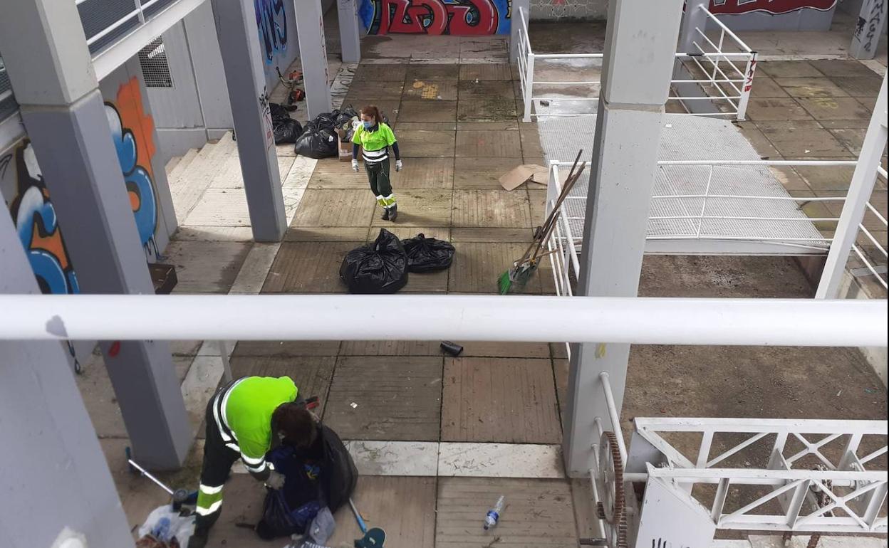 Operarios de limpieza recogen residuos esta semana en la Casa del Agua. 