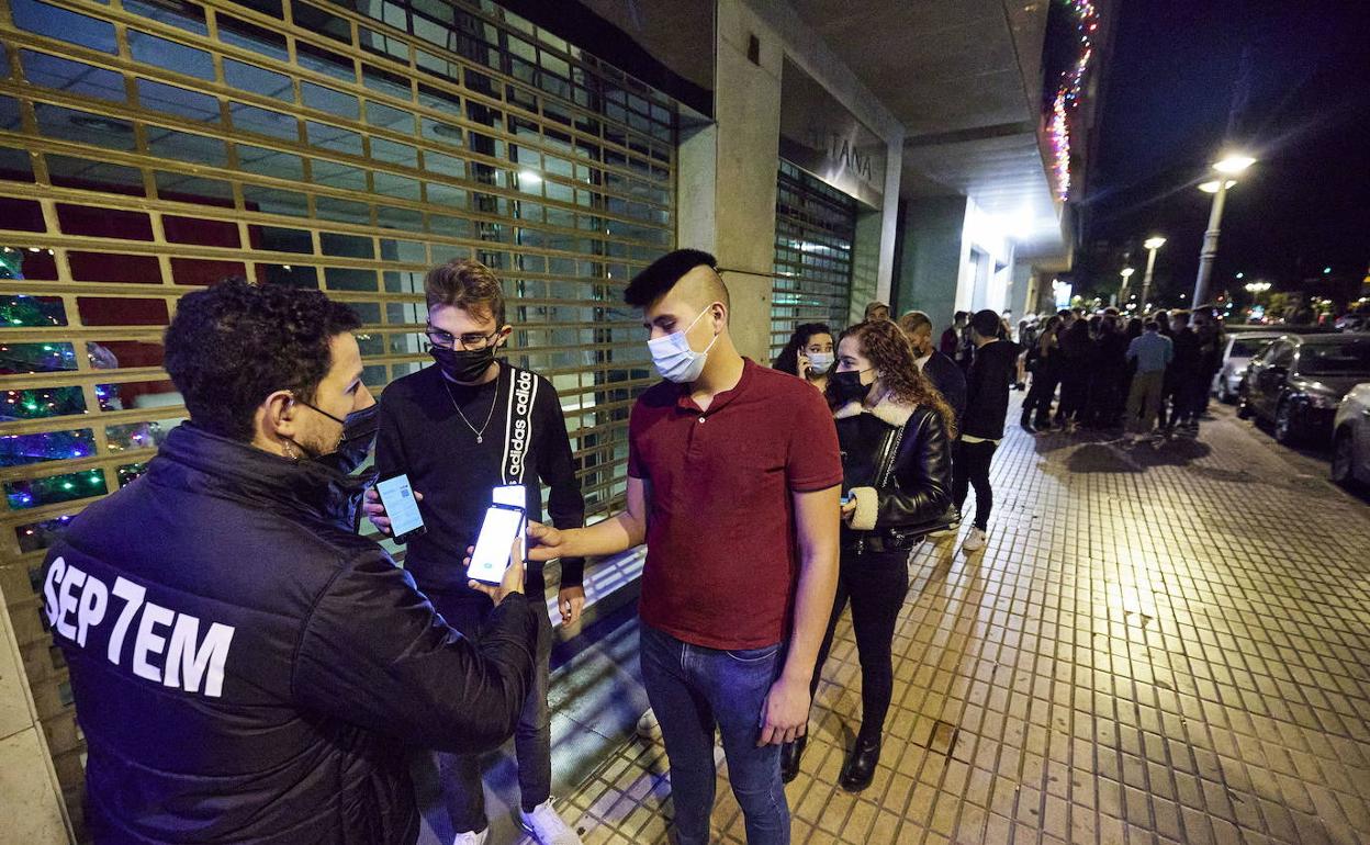 Comprobación del pasaporte Covid en un local de ocio nocturno. 