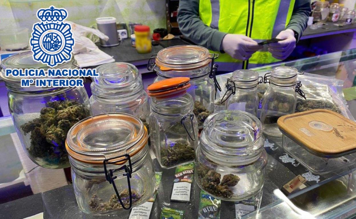 Parte de la droga incautada en la operación llevada a cabo por la Policía Nacional