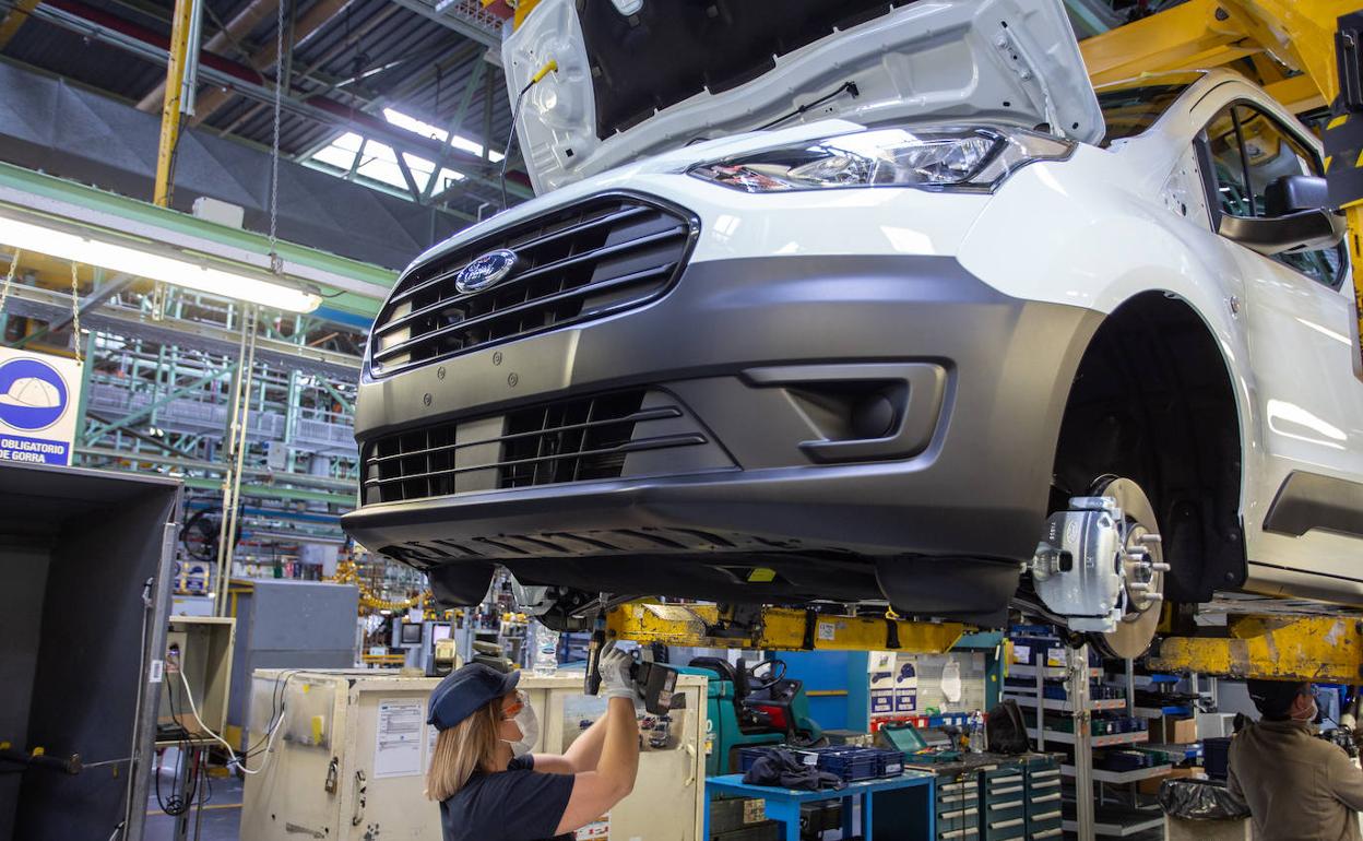 Una trabajadora en la planta de Ford Almussafes. 