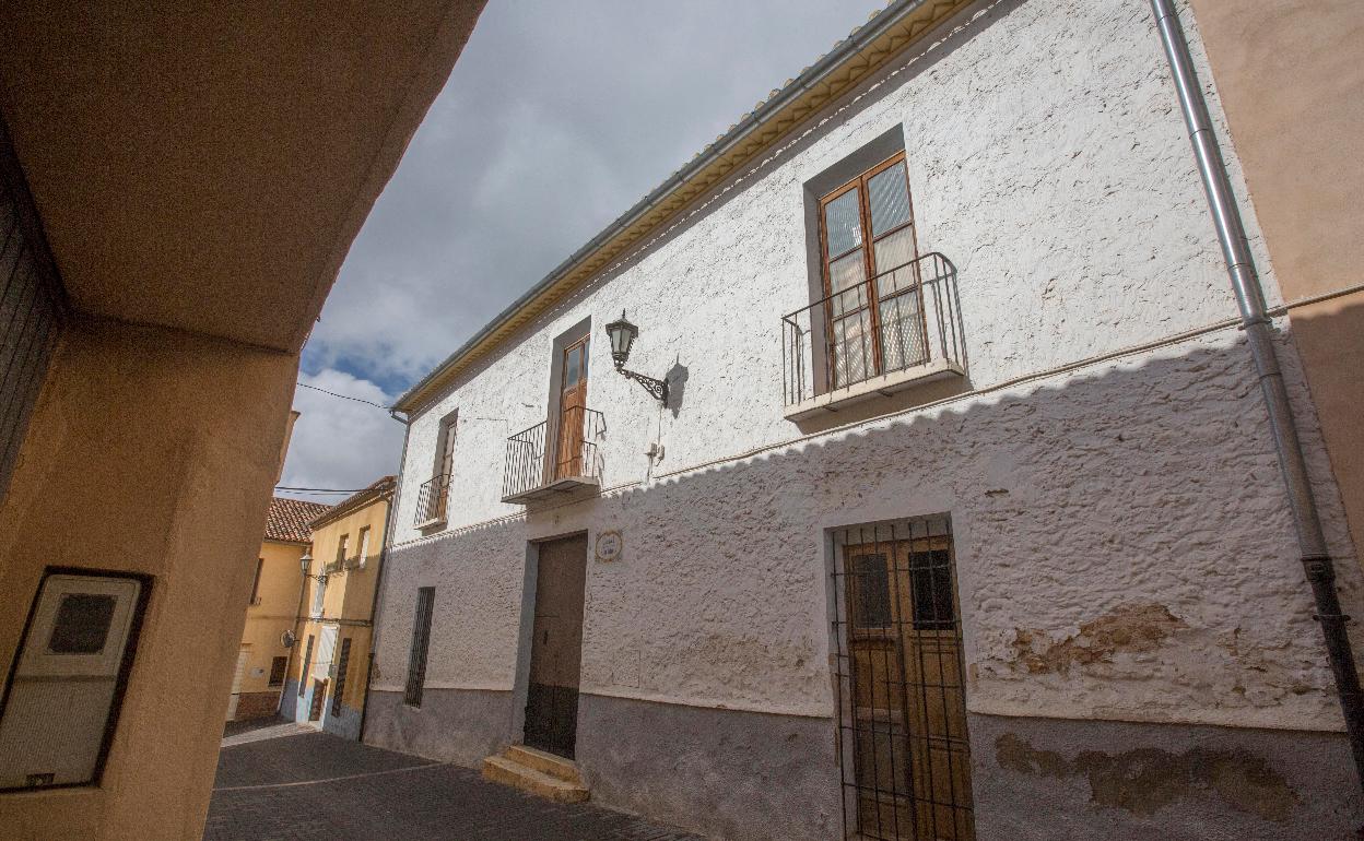 Palacete de las Religiosas Obreras de la Cruz de Montesa, que esconde una escalera imperial y un gran patio.. 