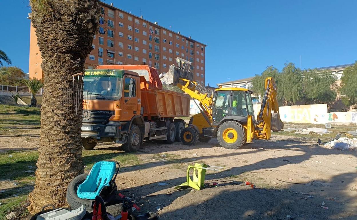 Las máquinas limpian el solar de la plaza de la Yesa. 