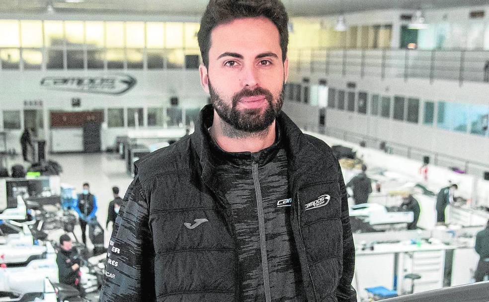 Adrián Campos, en la factoría del Campos Racing, el equipo que fundó su padre en 1997.