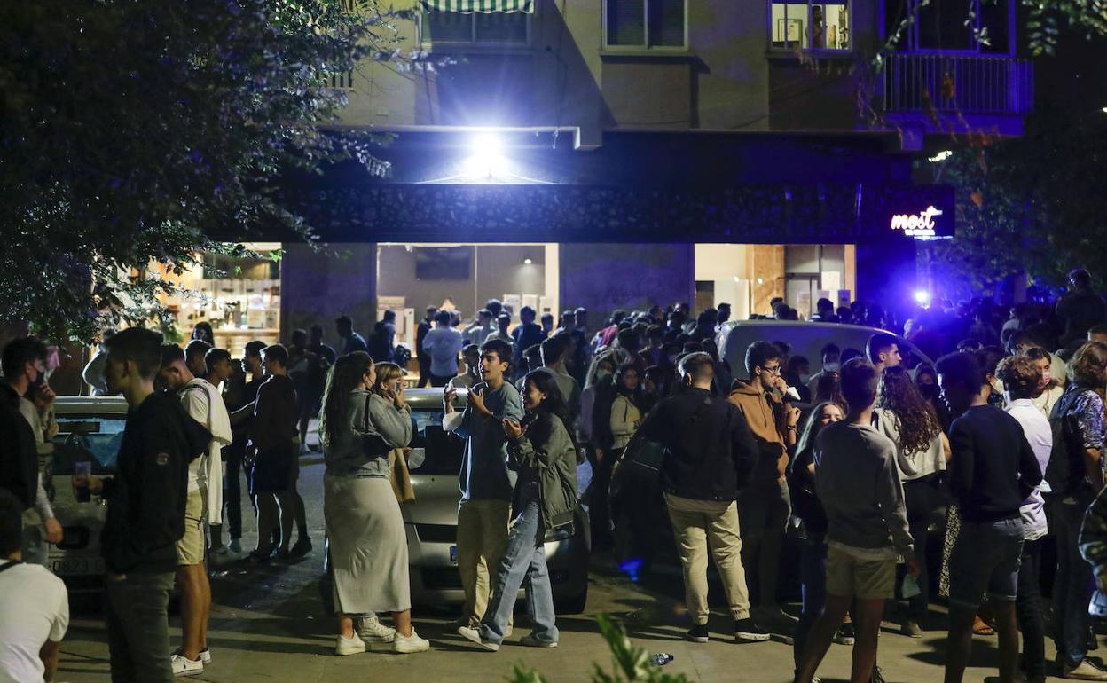 Botellón en la avenida Blasco Ibáñez. 