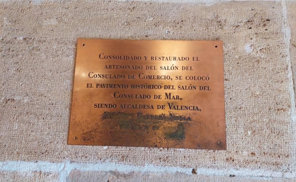 Placa dañada por un acto de vandalismo que será retirada.