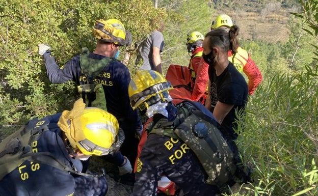 Bomberos de Chelva y del GERA han acudido a la zona. 