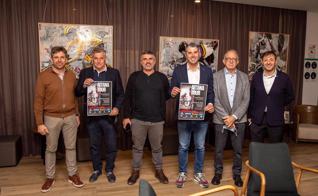 A la presentación acudieron, entre otros, el presidente de la Federación Española de Ciclismo y el seleccionador nacional