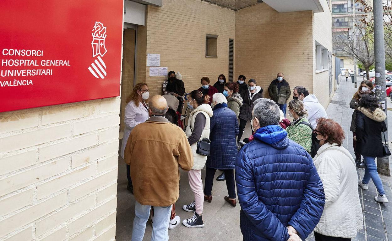 Varios pacientes esperan su turno a las puertas de un centro de salud valenciano.