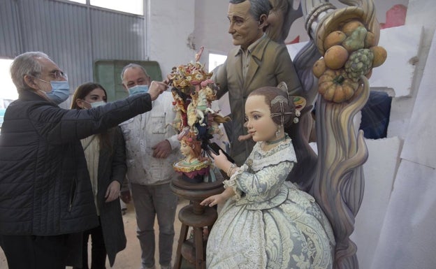 Imagen principal - El presidente de Almirante Cadarso, Vicente Fuster, junto a Marina Rey y Manolo Algarra; detalle del precioso rostro de la fallera y maqueta que da vueltas. 