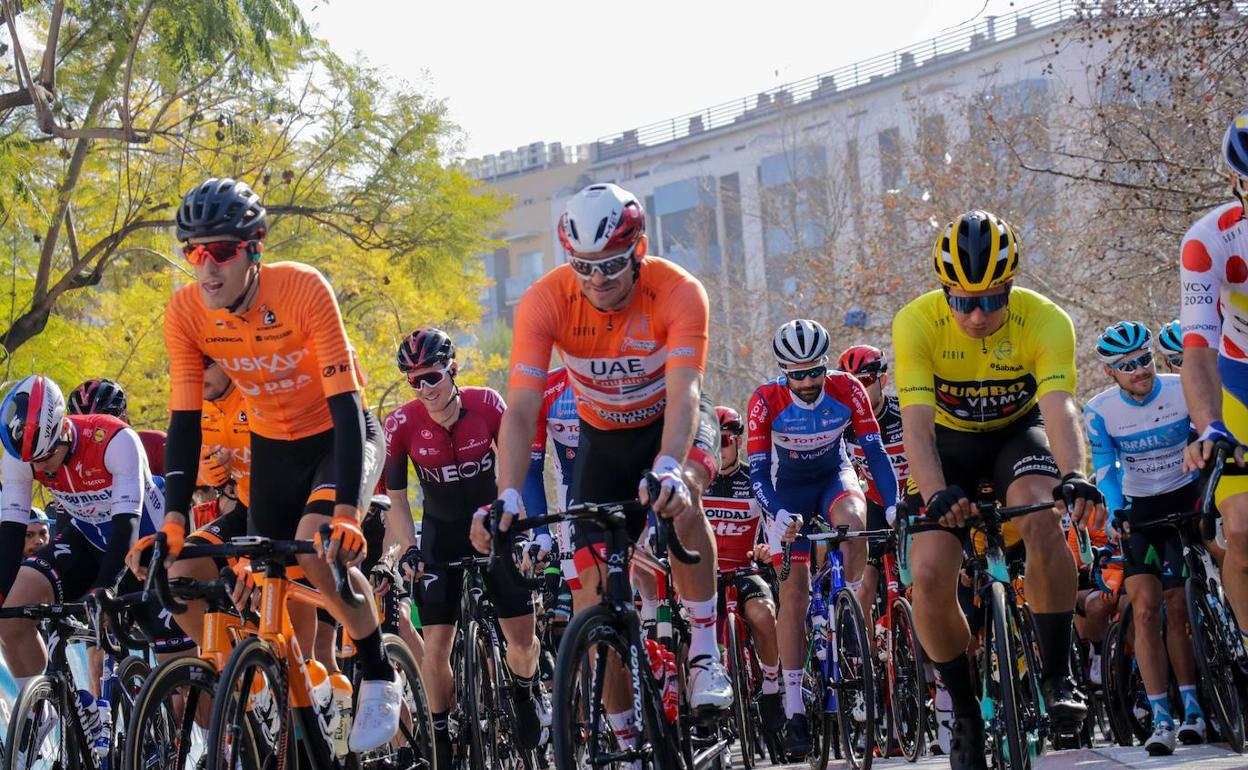 Los ciclistas participantes en la Vuelta a la Comunitat.  