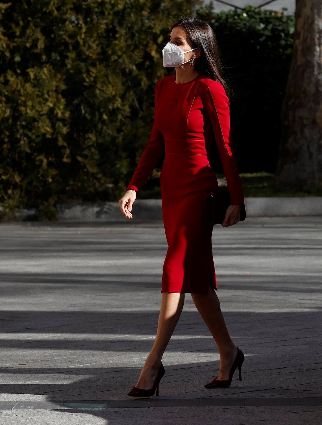 Fotos Letizia: La Reina Letizia deslumbra con un sofisticado vestido rojo