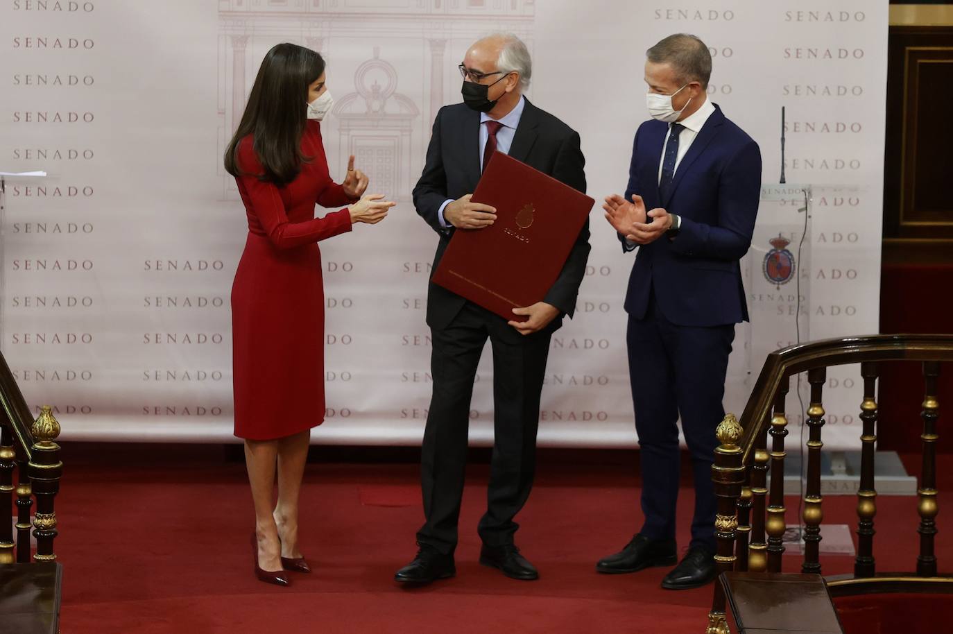 Fotos Letizia: La Reina Letizia deslumbra con un sofisticado vestido rojo