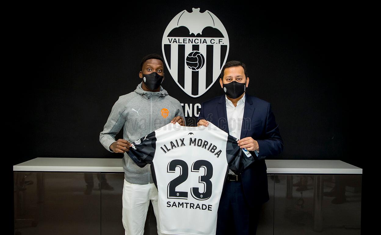 Ilaix Moriba posa con la camiseta del Valencia