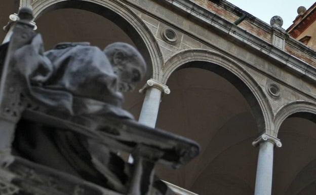 Detalle de la escultura de San Juan de Ribera en el claustro del Patriarca. 