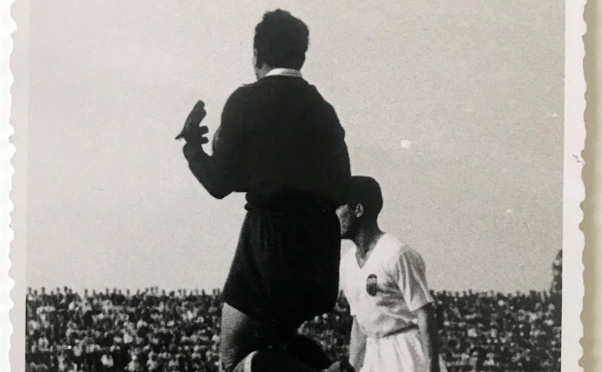 En la imagen aparecen el portero Eizaguirre y el defensa Juan Ramón, en un partido disputado en el estadio de Mestalla en 1943 entre el Valencia y el Athletic (2-2).