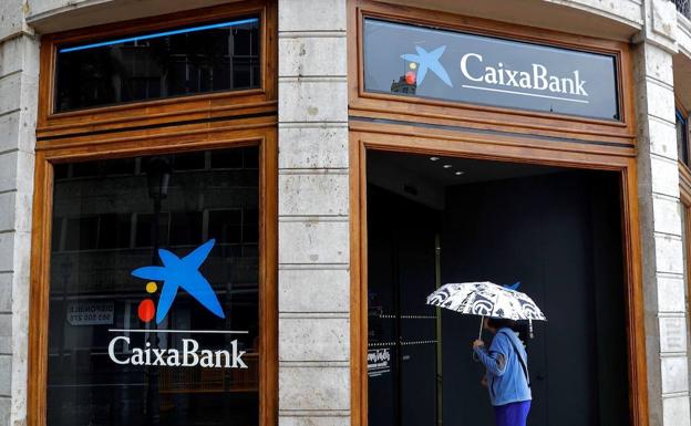 Aviso de Caixabank a miles de clientes mayores, jubilados o no digitalizados