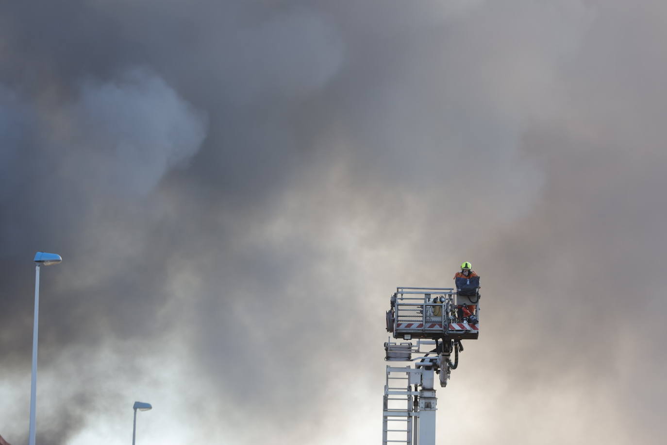 Un espectacular incendio arrasa el almacén de un gran bazar chino en Manises (Valencia). La columna de humo se podía ver a gran distancia