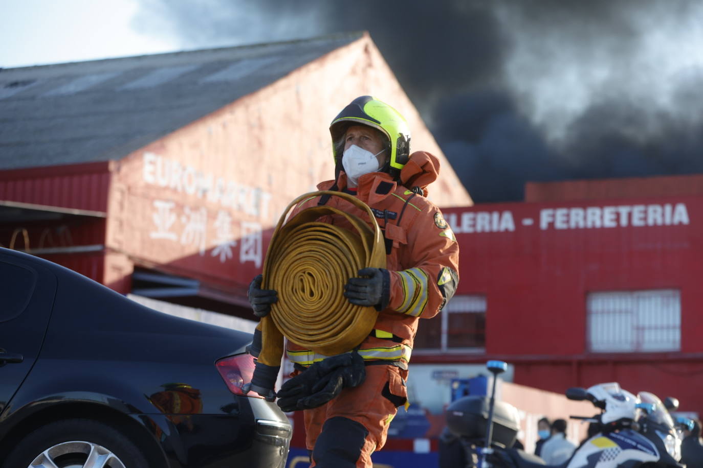 Un espectacular incendio arrasa el almacén de un gran bazar chino en Manises (Valencia). La columna de humo se podía ver a gran distancia