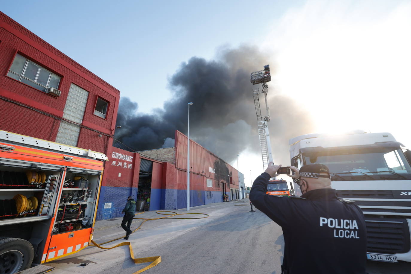 Un espectacular incendio arrasa el almacén de un gran bazar chino en Manises (Valencia). La columna de humo se podía ver a gran distancia