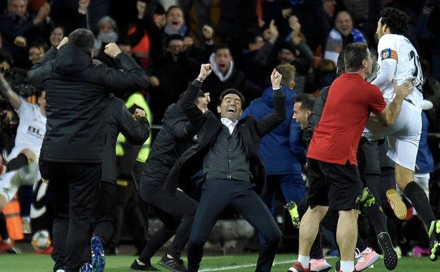 Marcelino, junto al resto del cuerpo técnico, celebra la remontada. 