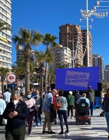 Imagen secundaria 2 - Terrazas llenas en un paseo marítimo lleno de eurofans y turistas