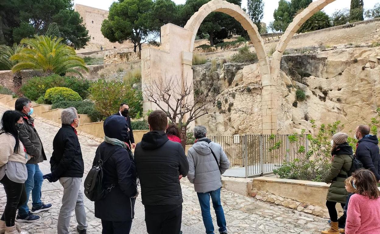 Primeras visitas con guía turístico al Castillo de Santa Bárbara. 