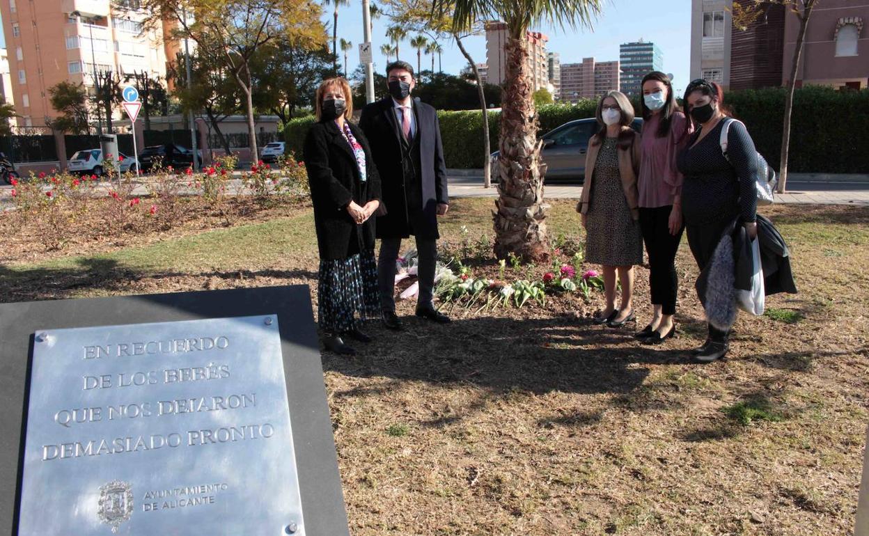 Placa inaugurada en la avenida Países Escandinavos en recuerdo de los bebés fallecidos. 