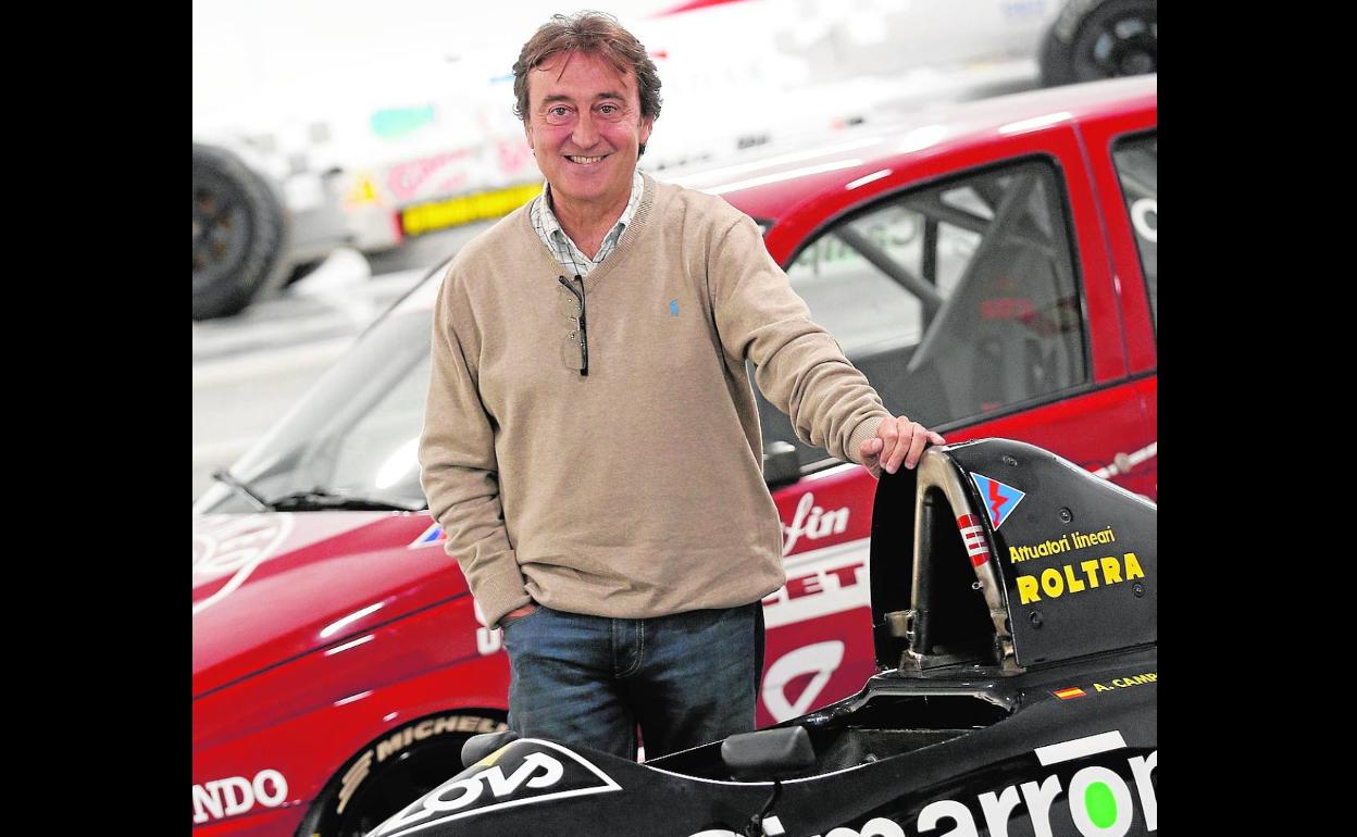 Adrián, junto al Minardi con el que compitió en F1 y el Alfa Romeo con el que ganó en Turismos en España.