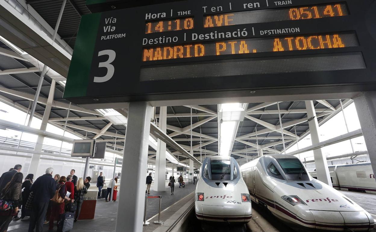 Dos AVE estacionados en la Joaquín Sorolla.