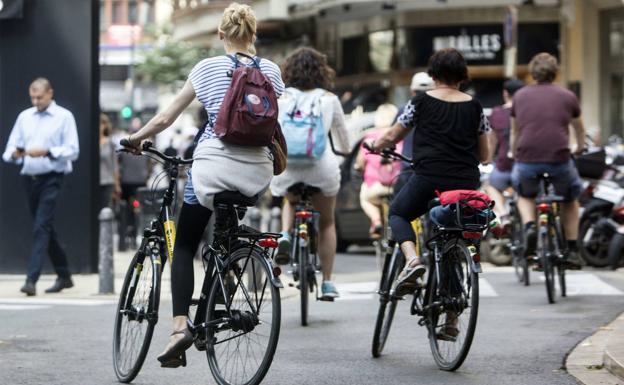 Los ciclistas deben señalizar sus maniobras a los otros conductores. 