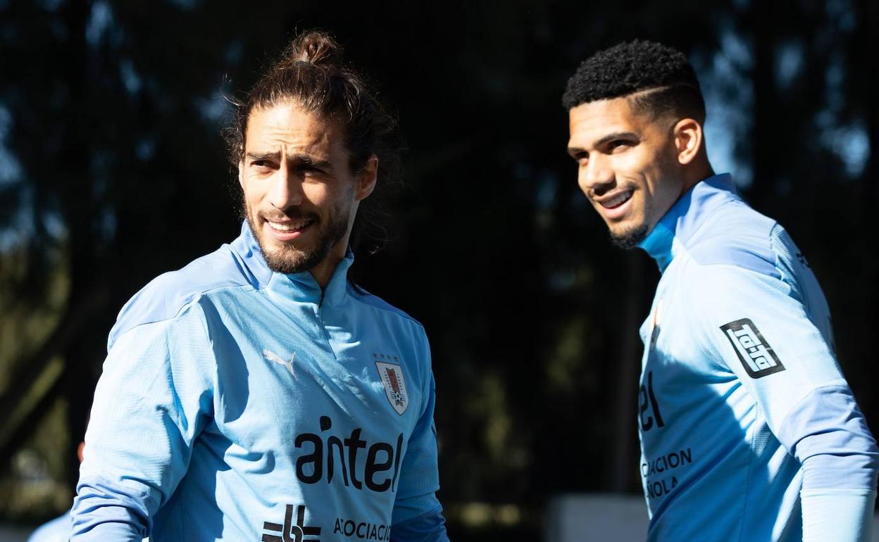 Martín Cáceres (izquierda), junto a Ronald Araújo durante una concentración de la selección uruguaya.