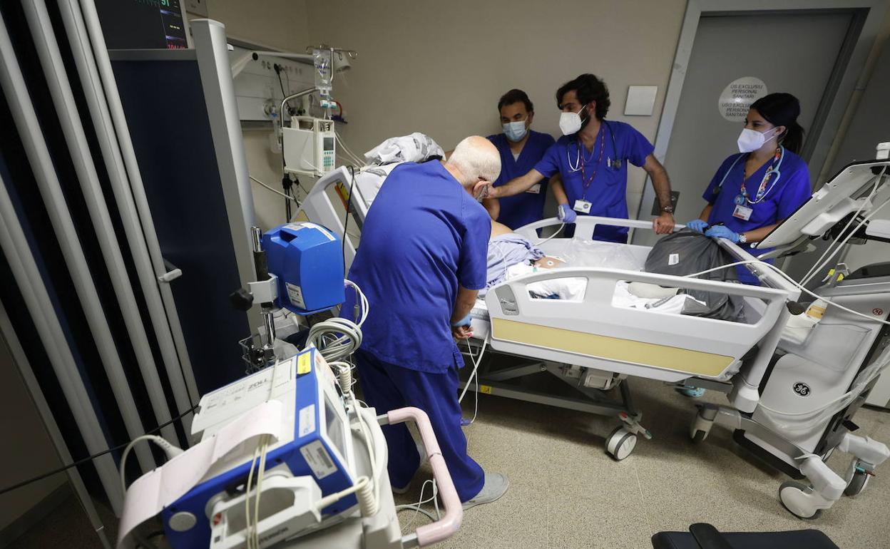 Personal sanitario atiende a un paciente en un hospital valenciano.