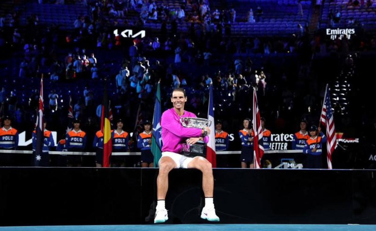 Nadal, sentado en el podio con el trofeo del Open de Australia en sus manos.