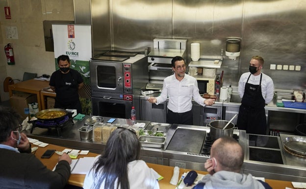 Quique Dacosta, impartiendo la ponencia sobre técnicas de vanguardia con el arroz. 