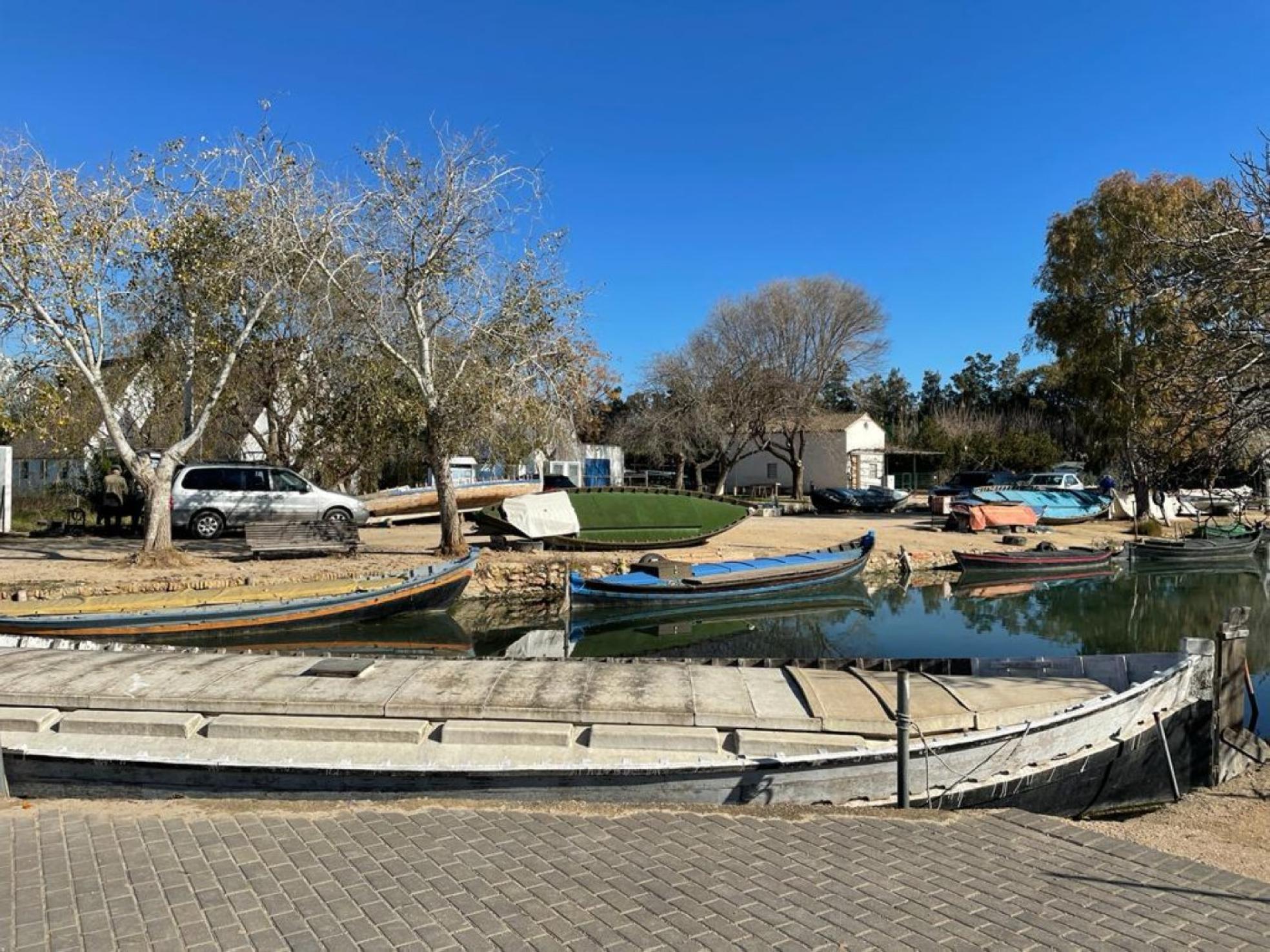 Silla. Las barcas fuera del agua esperan su turno para ser reparadas en el puerto de la localidad. A. D.